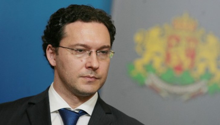 Той бе външен министър от квотата на “Реформаторския блок”. Очевидно целта е “Демократична България” да бъде едва ли не принудена да подкрепи “своя човек” в лицето на Митов