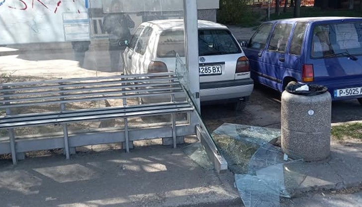 Това е поредната вандалска проява в крайдунавския град върху спирка на градския транспорт