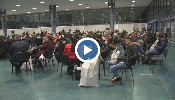 Недоволни от бавното предаване на протоколите хора поискаха храна, напитки, одеяла. По думите им те са „подложени на терор“