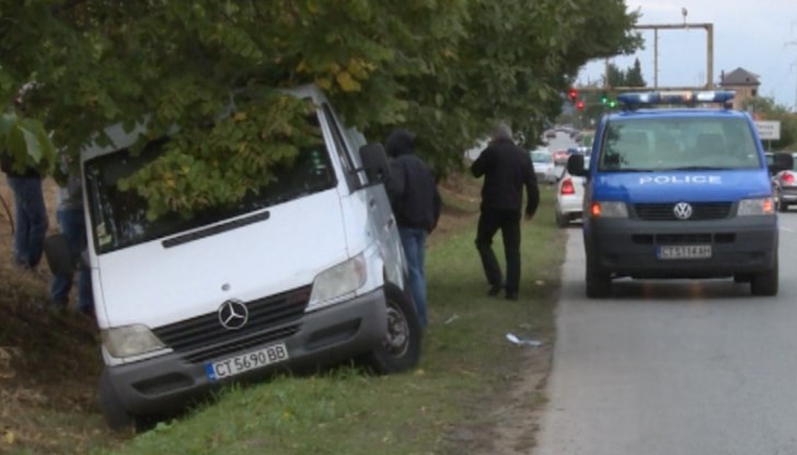 В микробуса са установени 14 бежанци и двама български граждани В микробуса са установени 14 бежанци и двама български граждани