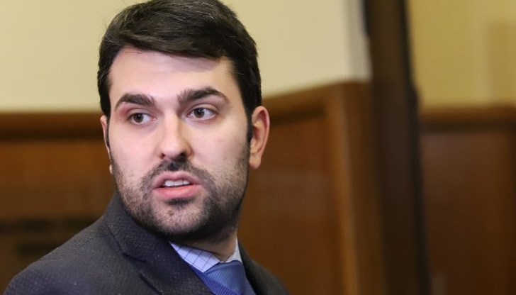 Според него причината да се иска закриване на спецсъда е, за да се освободи финансов ресурс на олигарсите със заведени дела Според него причината да се иска закриване на спецсъда е, за да се освободи финансов ресурс на олигарсите със заведени дела