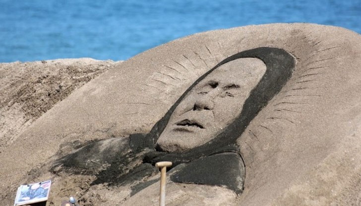 Автори на скулптурата на петричката пророчица са Пол Хогард и неговата съпруга Рейми