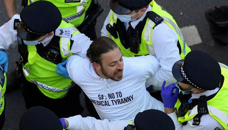 Осем полицаи пострадаха при инциденти по време на многохилядна демонстрация Осем полицаи пострадаха при инциденти по време на многохилядна демонстрация