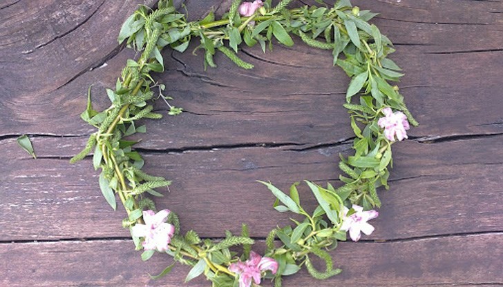 На този ден всички отиват на празничната църковна литургия с върбови клонки На този ден всички отиват на празничната църковна литургия с върбови клонки