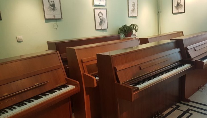 9 нови пиана и роял ще радват талантливите възпитаници на училището