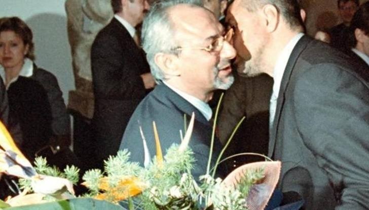 ГЕРБ и ДПС ще легнат рамо до рамо в окопите, за да се бранят срещу общия враг. ГЕРБ и ДПС ще легнат рамо до рамо в окопите, за да се бранят срещу общия враг.