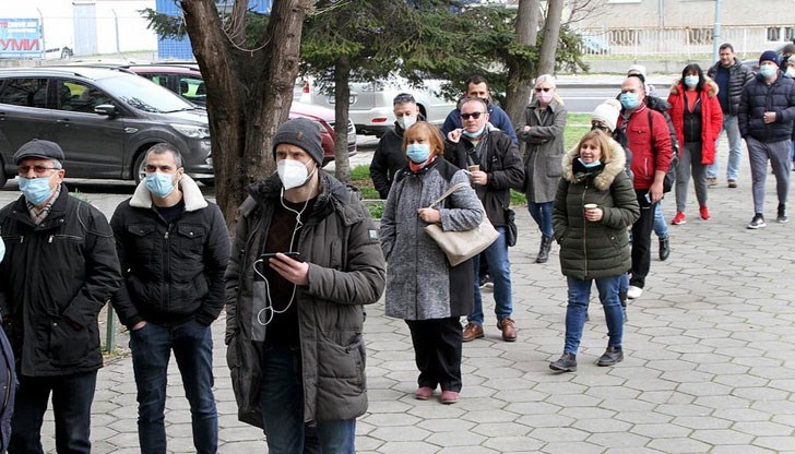 По всичко личи, че системата не е подготвена за такова ударно ваксиниране и могат да се очакват много организационни проблеми и хаос По всичко личи, че системата не е подготвена за такова ударно ваксиниране и могат да се очакват много организационни проблеми и хаос