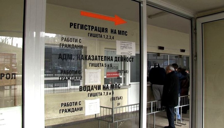 Взели 40 000 книжки за 2 години по текст, задраскан от КС. Към 10 000 автомобила спрени от движение Взели 40 000 книжки за 2 години по текст, задраскан от КС. Към 10 000 автомобила спрени от движение