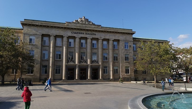 Наказанията, които мъжът прие да изтърпи и за двете деяния, са лишаване от свобода за срок от 1 година и 11 месеца при първоначален общ режим