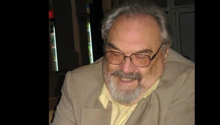 Коста Коларов е един от тримата преподаватели в България, първи получили звание "Главен учител" Коста Коларов е един от тримата преподаватели в България, първи получили звание "Главен учител"