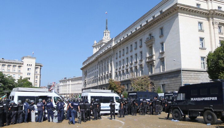 Влошила се е свободата на медиите, на събиранията, властите нападат журналисти и критици