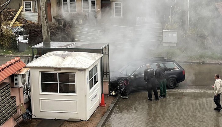 Докато е бягал, шофьорът е забил автомобила в преградна стена, само на метър от кабинка на охранител, в която е имало човек Докато е бягал, шофьорът е забил автомобила в преградна стена, само на метър от кабинка на охранител, в която е имало човек