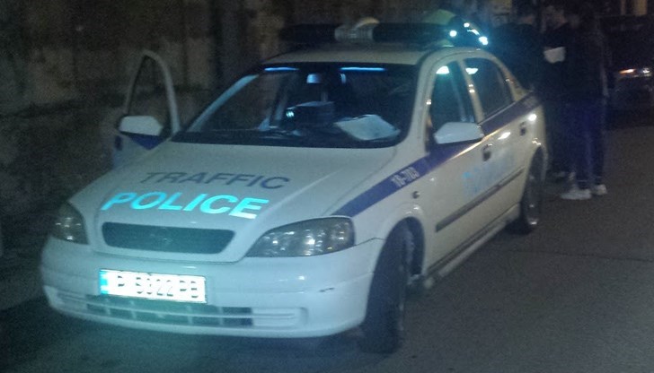Три патрулки са завардили автомобил срещу блок „Съединение“