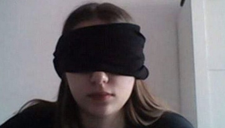 Преподавателка накарала ученичка да си върже очите, за да не мами Преподавателка накарала ученичка да си върже очите, за да не мами