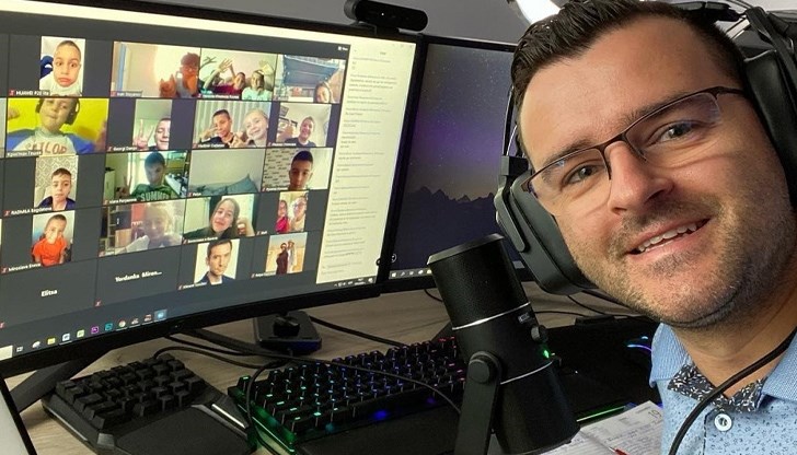 Слави Панайотов и каналът му The Clashers вече имат златен бутон в най-голямата световна видео платформа Слави Панайотов и каналът му The Clashers вече имат златен бутон в най-голямата световна видео платформа