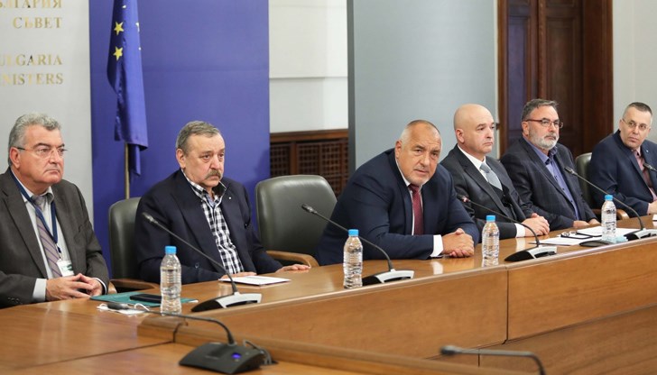 Колкото и вредни да бяха с денонощните си психоатаки и да ни смазваха със статистиките, онези от щаба все пак и поне демонстрираха някакъв контрол върху катастрофата с пандемията