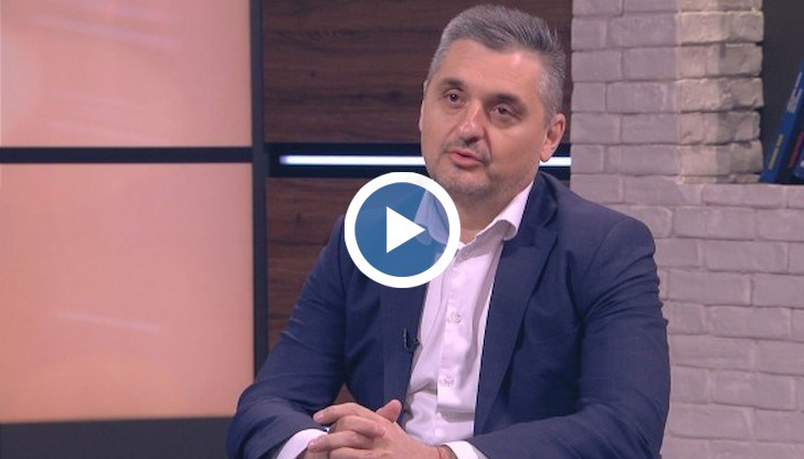 За партийците Нинова се представяше като нещо средно между Жана д'Арк и Райна Княгиня, коментира Кирил Добрев