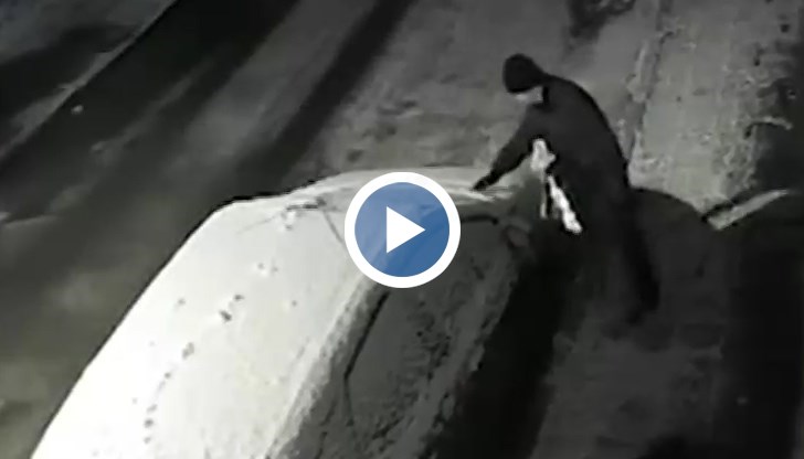 На записа ясно се вижда как човек се приближава до автомобила, пали предната му част, след което се отдалечава в противоположната посока