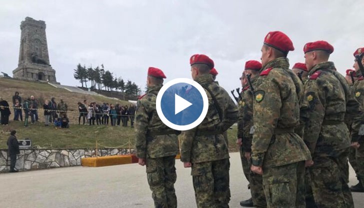 До момента на историческия връх са полагали клетва единствено офицери