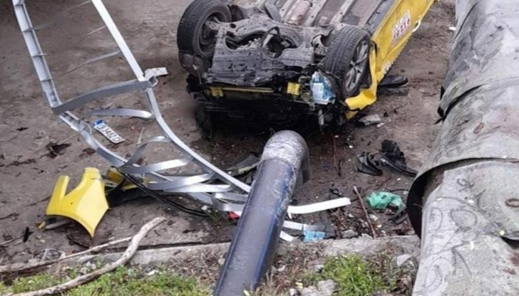 Колата се е преобърнала в канал по таван след удар в лек автомобил