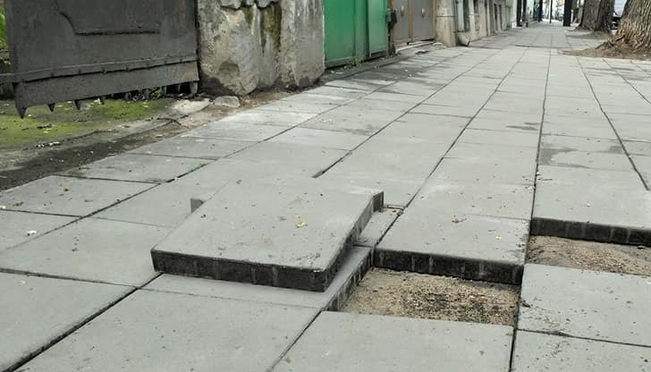 Некачествено поставени плочки по тротоарите на централни улици непрекъснато тормозят минувачите