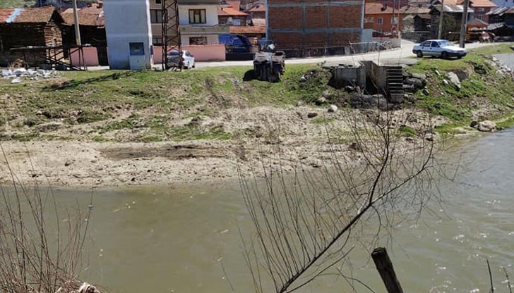 Клип с багер, който копае в речното корито се появи в социалните мрежи Клип с багер, който копае в речното корито се появи в социалните мрежи