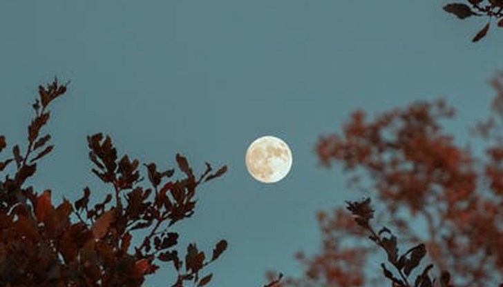 Още по-мистичното е, че лунното затъмнение на 26 май ще съвпадне и с т. нар. „кървава луна”, или суперлуна