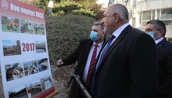 Днешните кадри от университетския двор са срамна страница в историята на тази институция, написа доц. Мартин Осиковски