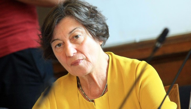 "С указ президентът разпуска Народното събрание, насрочва дата за предсрочни избори и назначава служебно правителство", обясни проф. Друмева