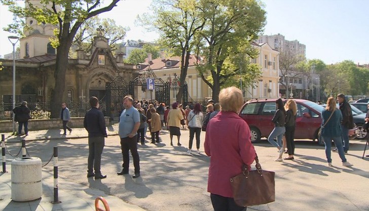 Хиляди миряни се редиха на опашки, за да влязат в храмовете
