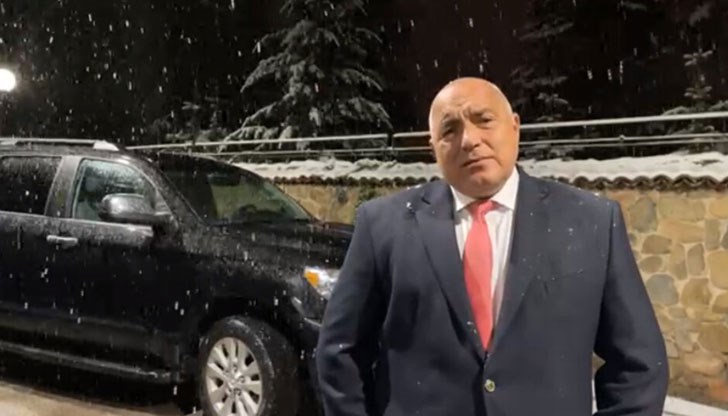 Става жертва на своята безмерна политическа самоизмама и на взелата застрашителни размери своя склонност да живее в паралелна реалност,