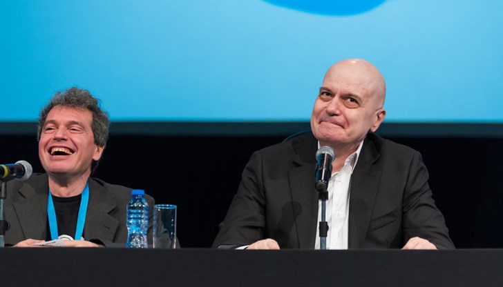 Цяла България сега Славчо гледа. Сигурно е смешно, стига да не си българин.