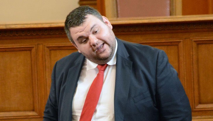 Управляват ни с директни включвания от правителствения личен фейсбук профил на премиера. Всички събрания на кабинета се провеждат във фейсбук. Политическият диалог е във фейсбук Управляват ни с директни включвания от правителствения личен фейсбук профил на премиера. Всички събрания на кабинета се провеждат във фейсбук. Политическият диалог е във фейсбук