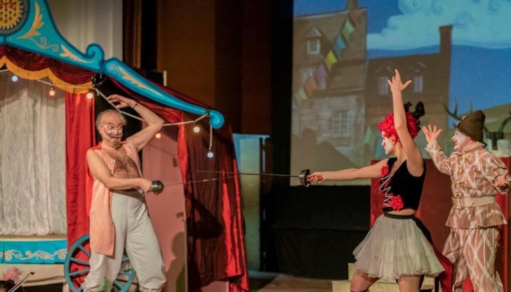 Участват: Теодора Чукурска - Серпина, Емил Желев - Уберто, Стилян Цветков - Веспоне. Миманс: Малина Арнаудова - Серпина Михаил Дамянов - Уберто, Христо Добрев - Веспоне. Оркестър на Държавна опера - Русе Участват: Теодора Чукурска - Серпина, Емил Желев - Уберто, Стилян Цветков - Веспоне. Миманс: Малина Арнаудова - Серпина Михаил Дамянов - Уберто, Христо Добрев - Веспоне. Оркестър на Държавна опера - Русе