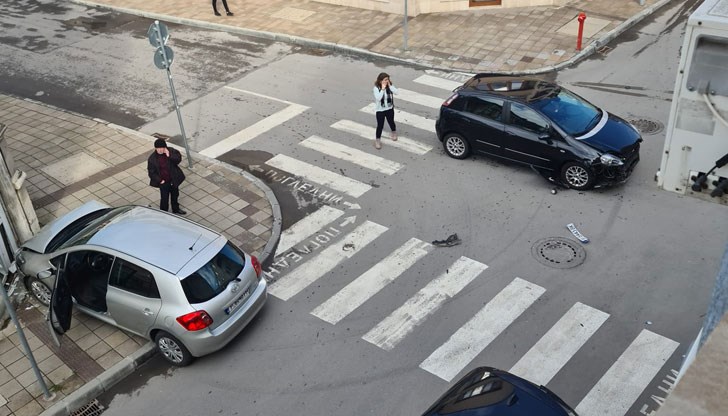 Два леки автомобила се удариха в близост до Здравната каса