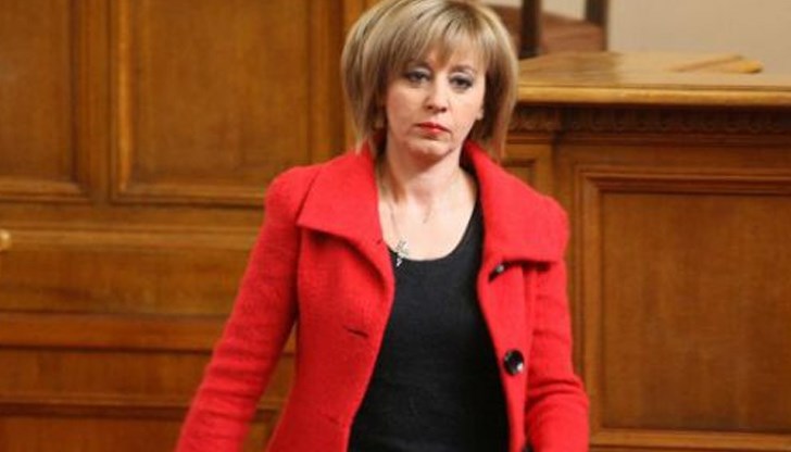 "Схемаджиите са известни, знаят се и трябва да бъдат показани на българските граждани. Всички, които са вземали и давали, трябва да носят своята отговорност", заяви Манолова