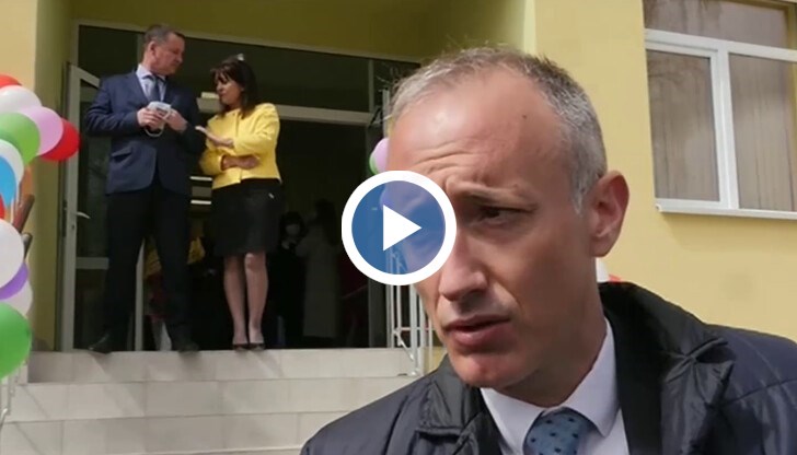 "Силно се надявам следващата учебна година да започне присъствено”, заяви образователният министър