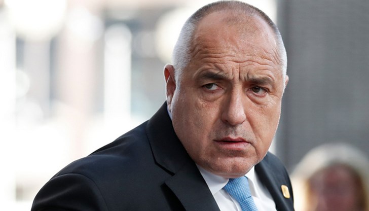 След 13 години във властта връзката с планетата-майка очевадно се е скъсала и човечецът има нужда от помощ от приятел