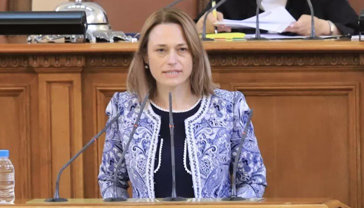 "Не съм била никога член на друга партия. Ако трябва да бъда честна с вас, не съм член и на "Има такъв народ". Аз съм експерт. Като такава съм влязла в партията" каза Ива Рупчева "Не съм била никога член на друга партия. Ако трябва да бъда честна с вас, не съм член и на "Има такъв народ". Аз съм експерт. Като такава съм влязла в партията" каза Ива Рупчева