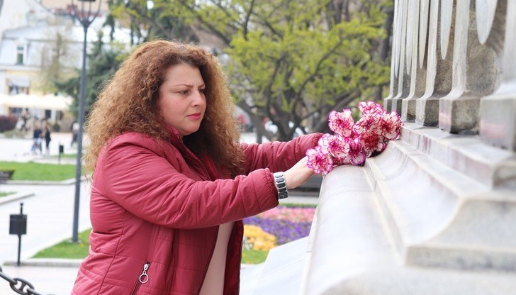Цветята бяха поднесени пред паметници, барелефи и гробове на революционери и възрожденци
