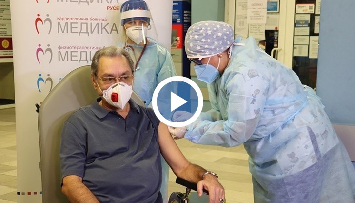 Д-р Цветан Райчинов беше първият ваксиниран в Русе