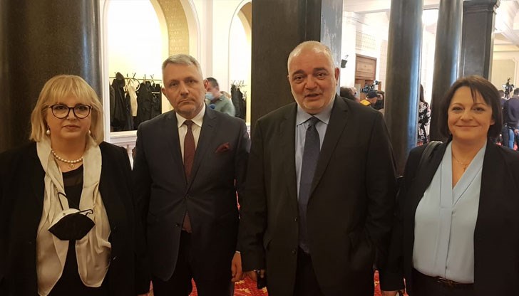 Вместо да изпише вежди, ДБ избоде депутатските очи и започна надцакване по орязване на доходите на избраниците Вместо да изпише вежди, ДБ избоде депутатските очи и започна надцакване по орязване на доходите на избраниците