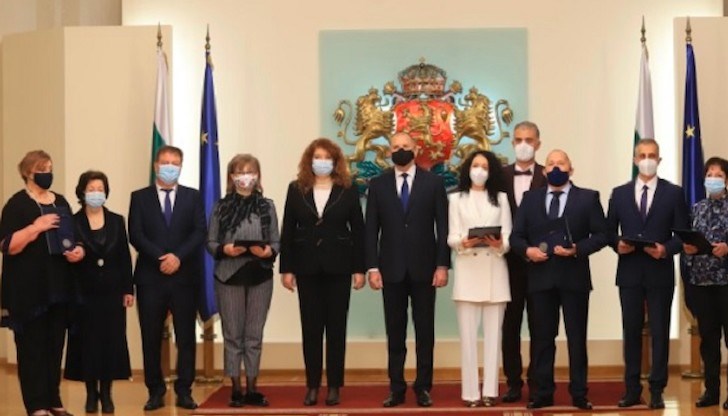 Румен Радев връчи Почетния знак на държавния глава на осем лекари и специалисти по здравни грижи за професионализма и всеотдайността им