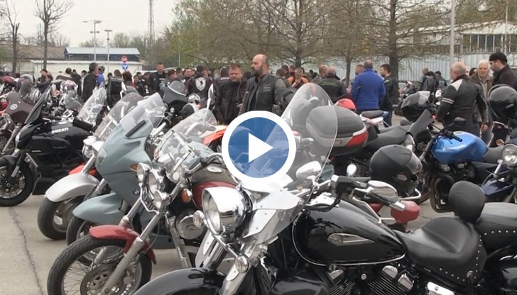 Отец Марин освети машините