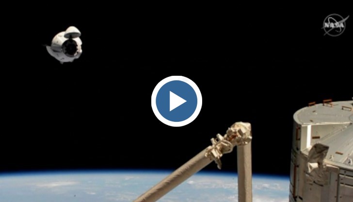 Космическата капсула "Крю Драгън" успешно се скачи с Международната космическа станция