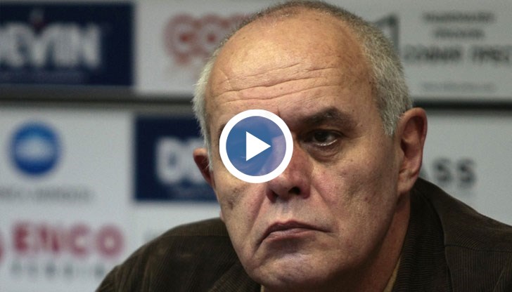 Слави Трифонов прави това, което правеше и на площада