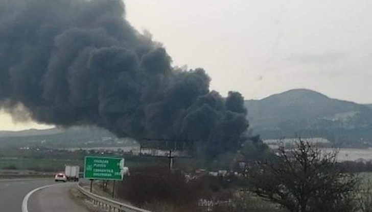 Димната завеса се извисява високо в небето, още в самото начало на аутобана