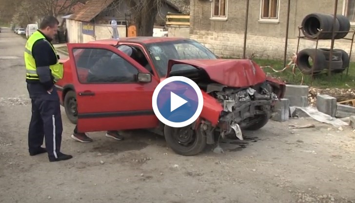 Бетонните блокчета са се разпилели, а някои от тях са потрошили предното стъкло на колата