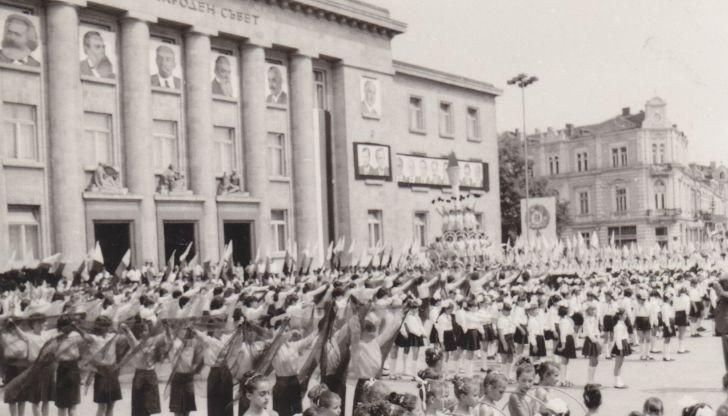 Дни след взривовете русенци излизат спокойно на манифестации в чест на празника на труда, а по-късно и на празника на буквите, двамата братя Кирил и Методий, славянската писменост. Дни след взривовете русенци излизат спокойно на манифестации в чест на празника на труда, а по-късно и на празника на буквите, двамата братя Кирил и Методий, славянската писменост.