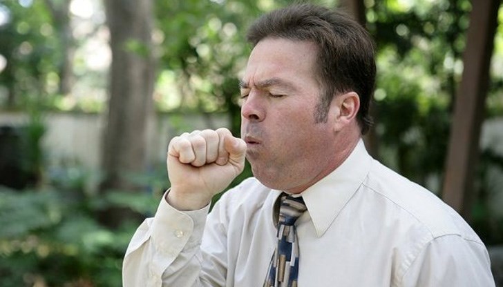 Той нарочно кашлял срещу колегите си /Снимката е илюстративна/